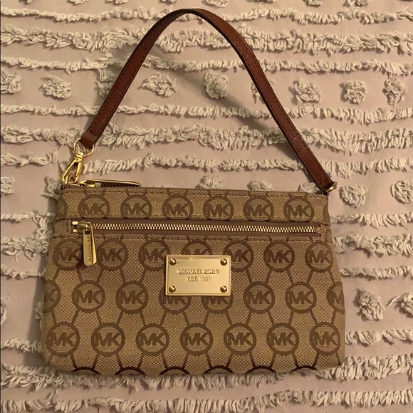 Michael Kors logo wristlet - Picture 2 of 8